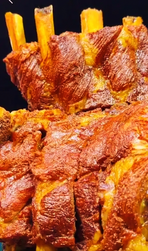 切块摆放的熏排骨